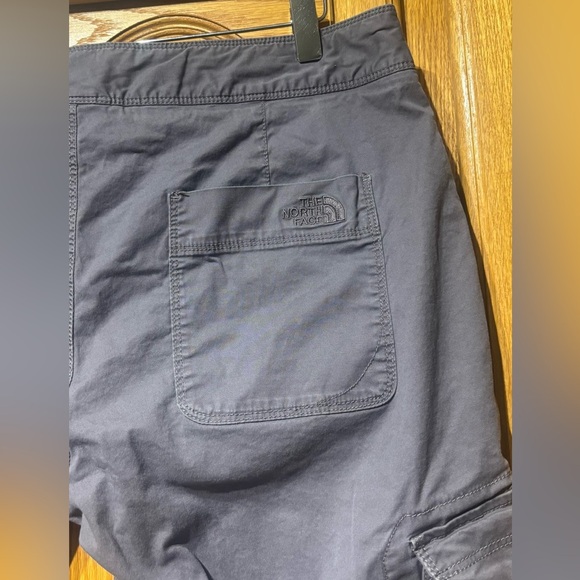 The North Face TNF Women's Dark Gray Capri Hiking Trail Cargo Pants Size 12 EUC - Picture 7 of 10